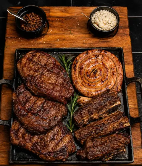 Tábua de carnes variadas no estilo asado